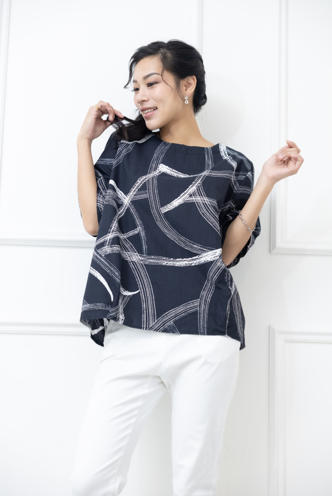 반팔 白色線條寬版上衣 / 黑色