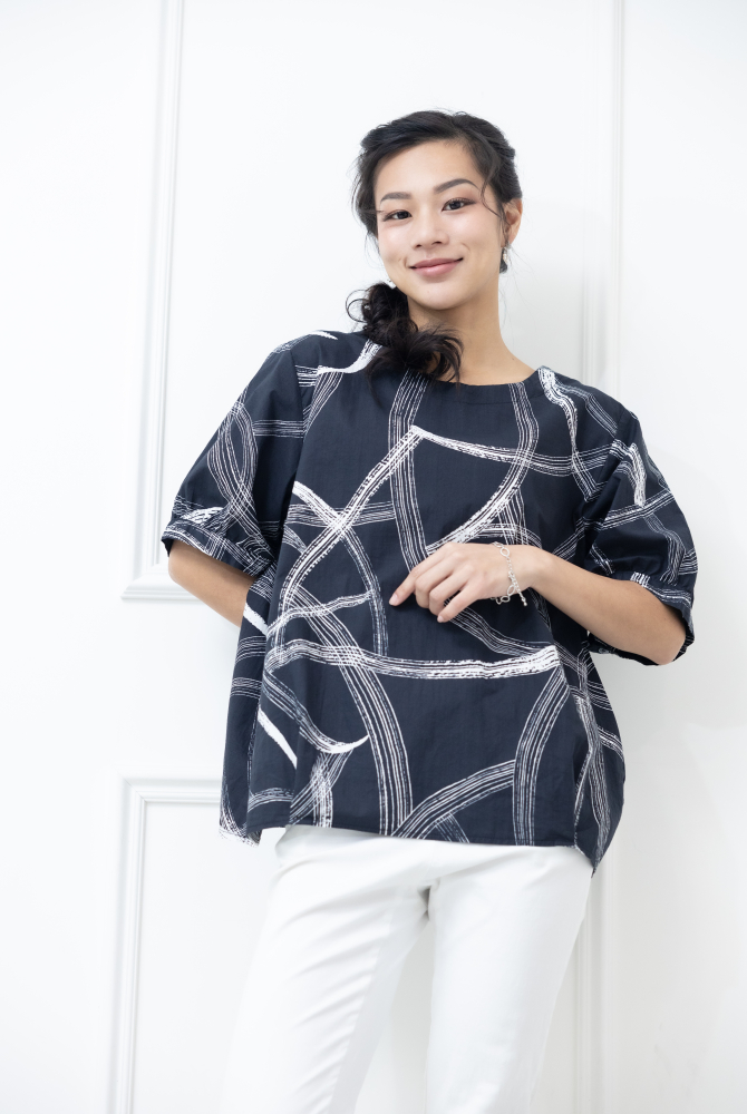 반팔 白色線條寬版上衣 / 黑色