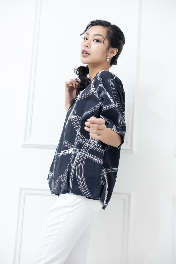 반팔 白色線條寬版上衣 / 黑色