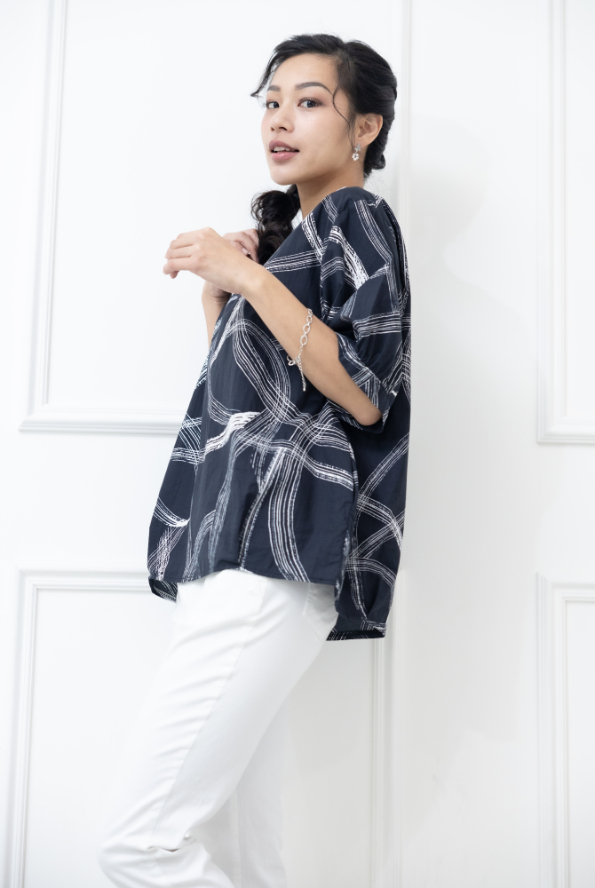 반팔 白色線條寬版上衣 / 黑色