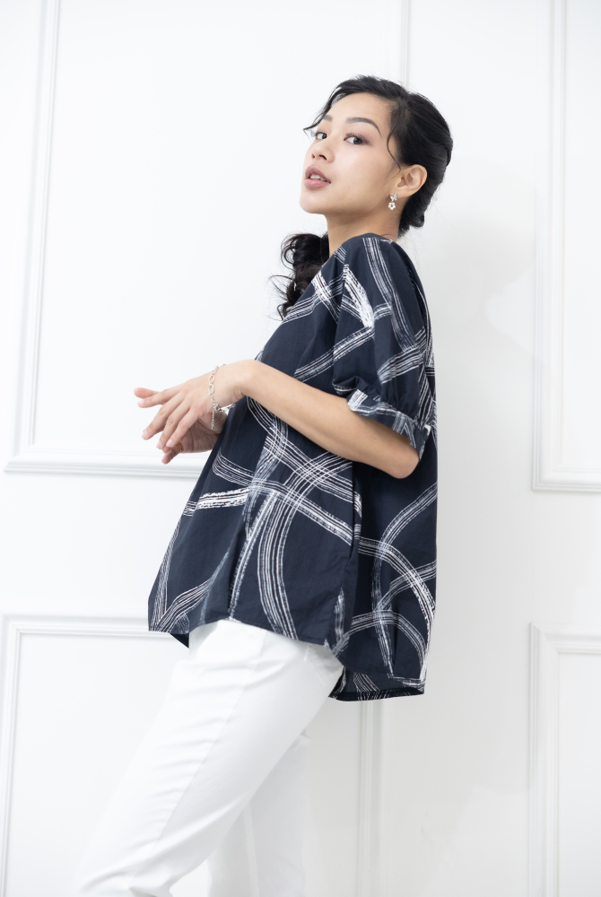 반팔 白色線條寬版上衣 / 黑色