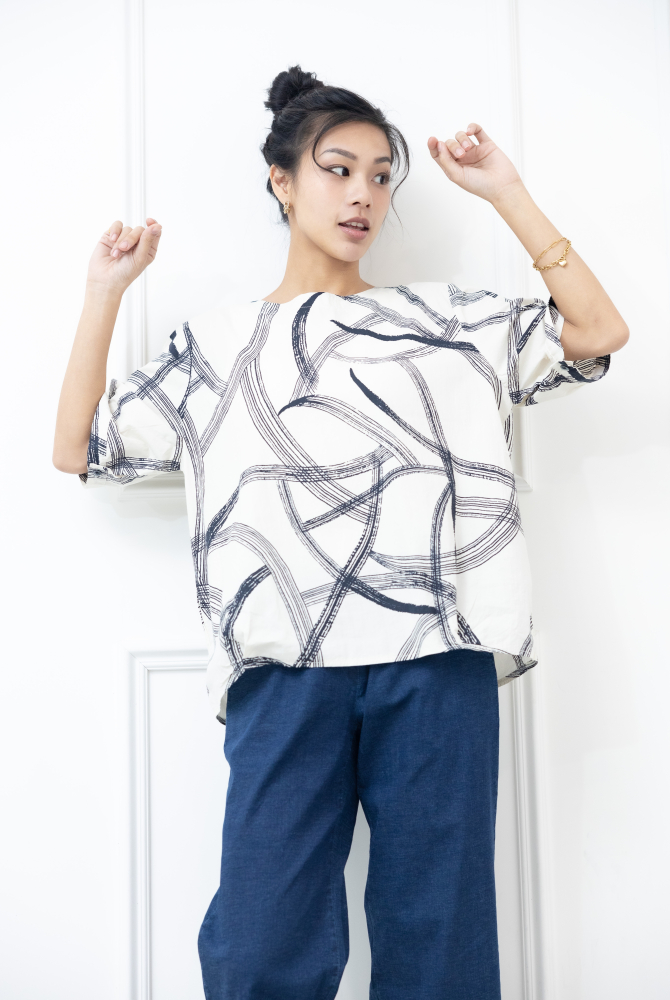 반팔 黑色線條寬版上衣 / 白色