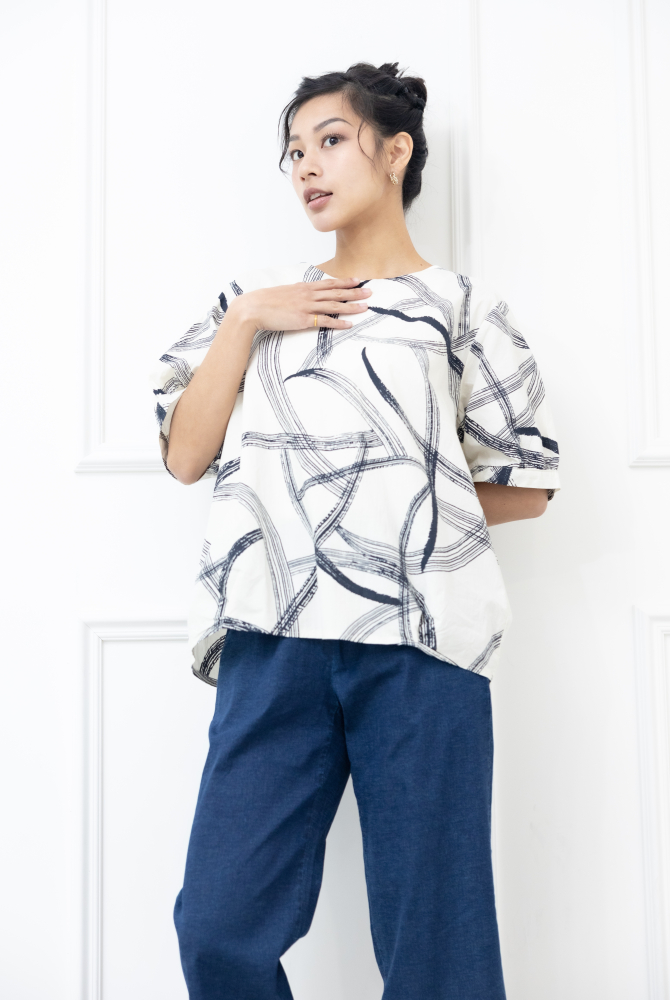 반팔 黑色線條寬版上衣 / 白色