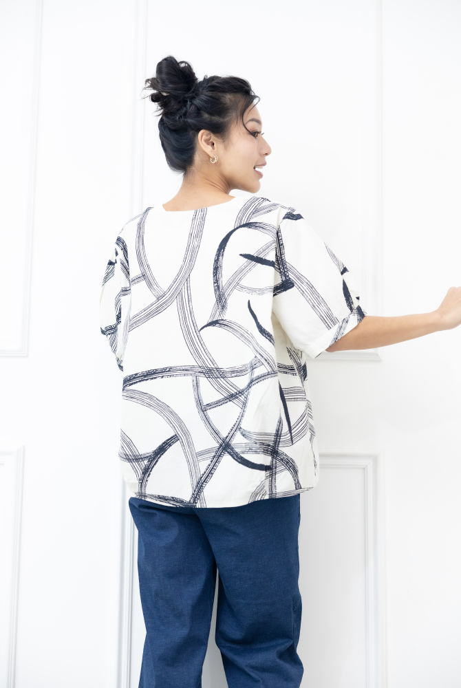 반팔 黑色線條寬版上衣 / 白色