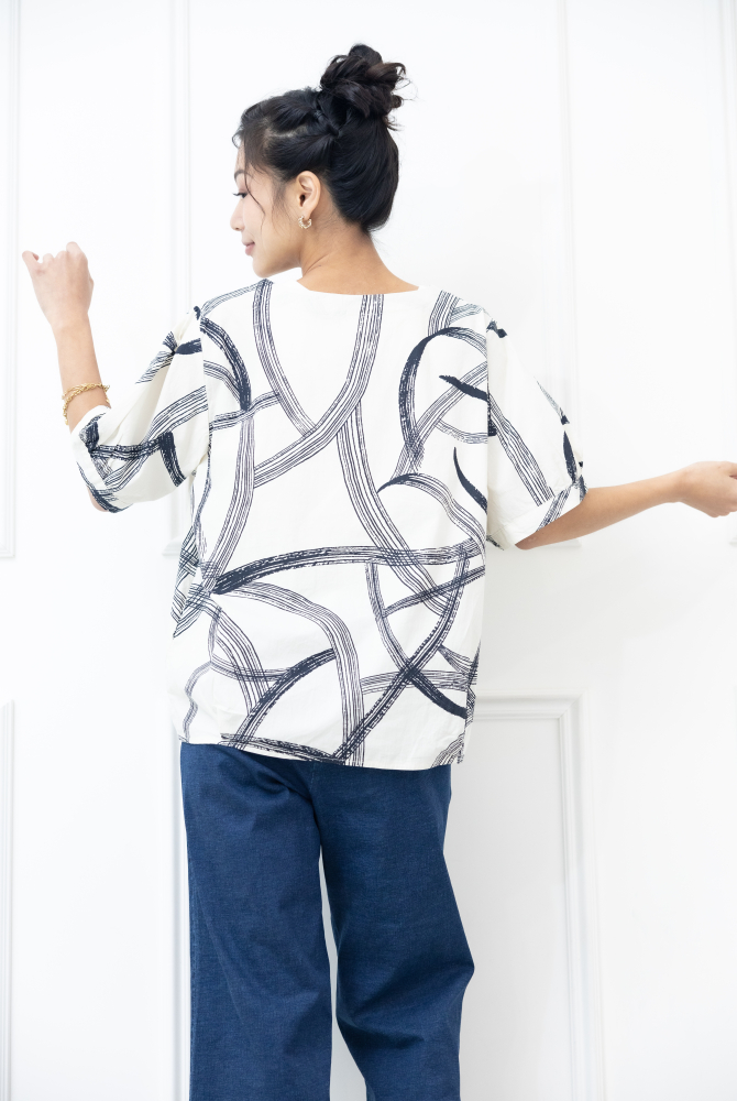 반팔 黑色線條寬版上衣 / 白色