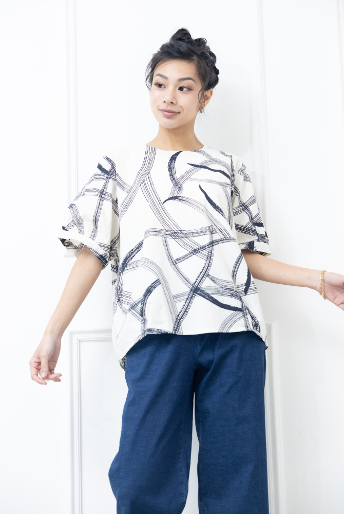 반팔 黑色線條寬版上衣 / 白色