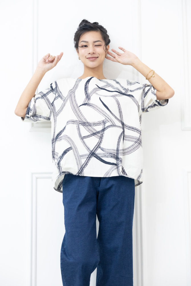 반팔 黑色線條寬版上衣 / 白色