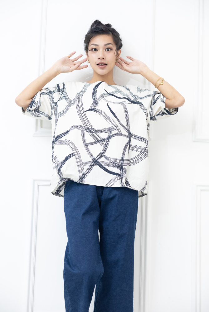 반팔 黑色線條寬版上衣 / 白色