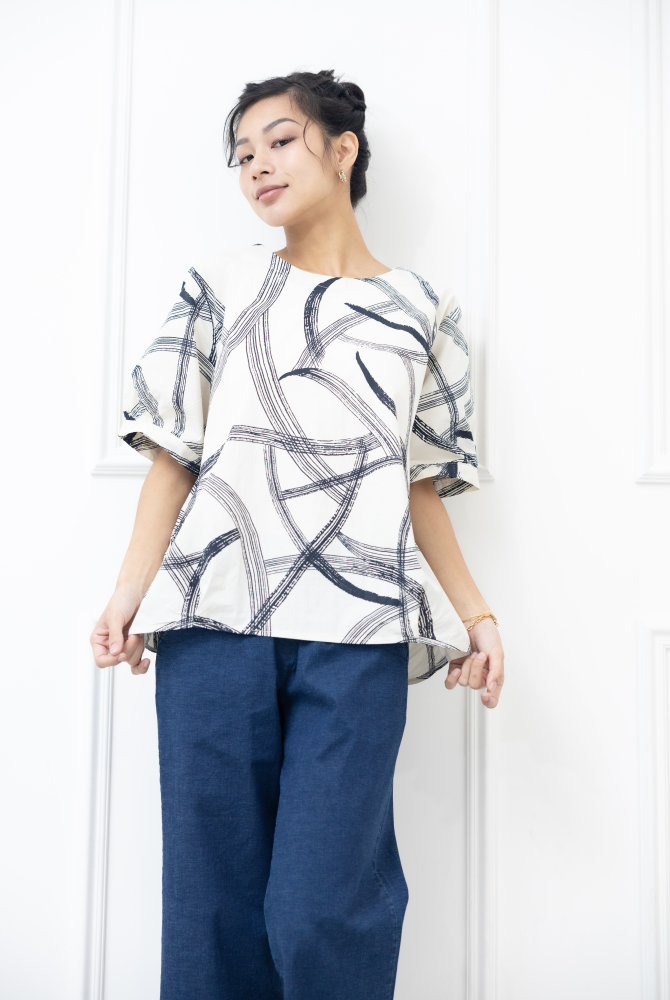 반팔 黑色線條寬版上衣 / 白色