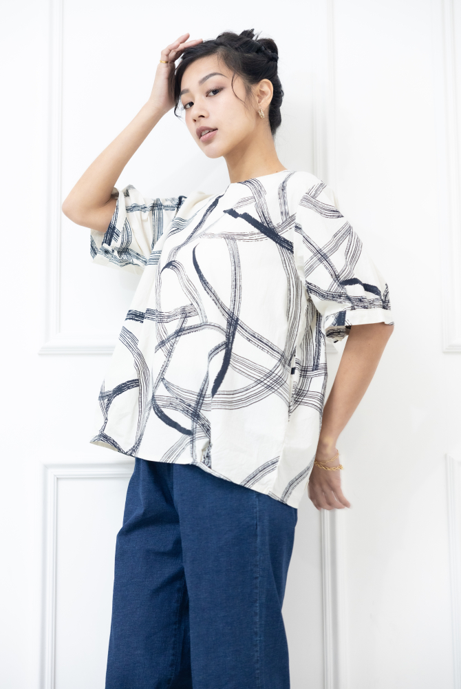 반팔 黑色線條寬版上衣 / 白色