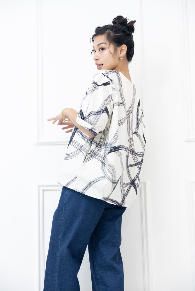 반팔 黑色線條寬版上衣 / 白色