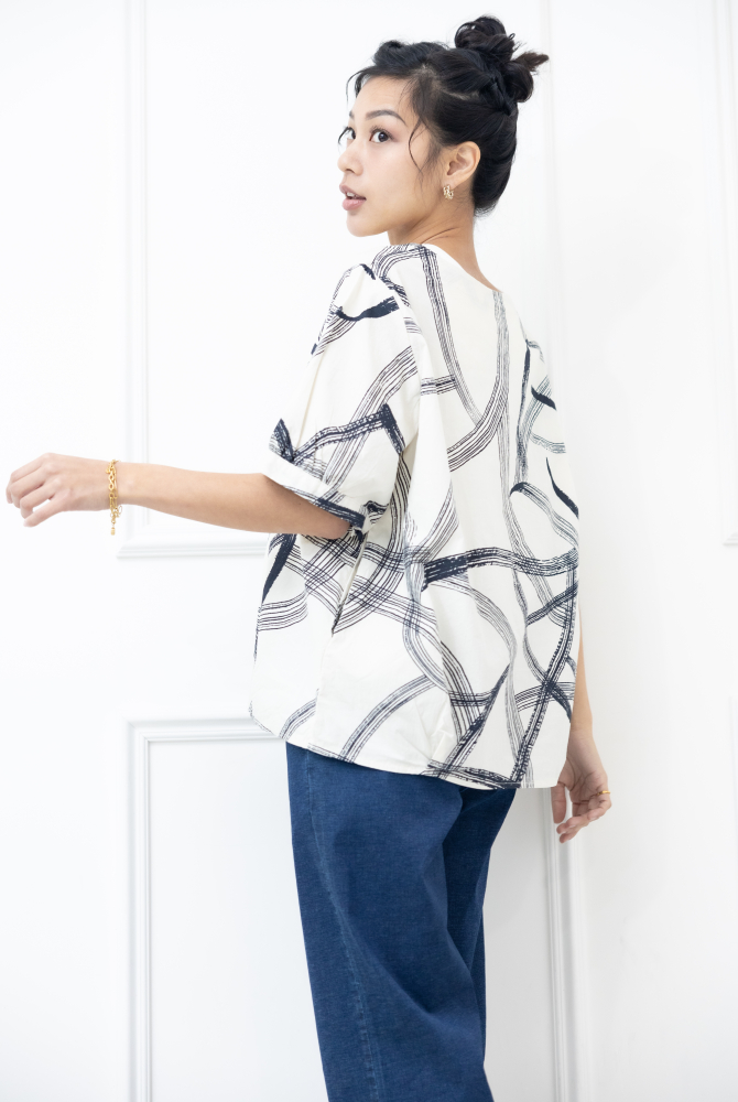 반팔 黑色線條寬版上衣 / 白色