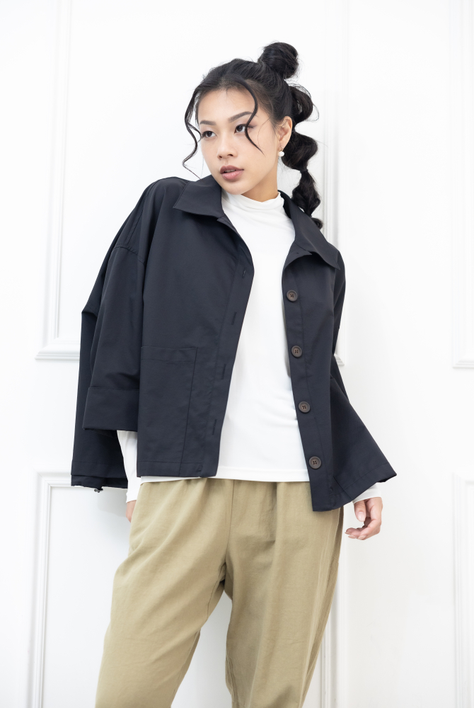 코트 雙口袋鈕扣短版外套 / 黑色