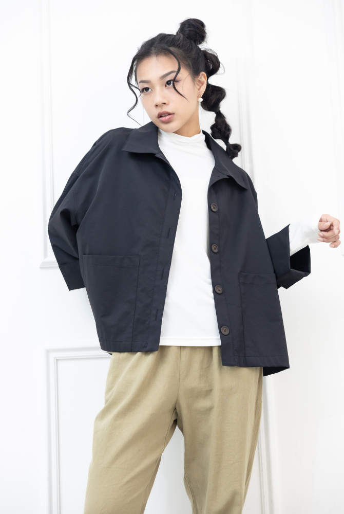 코트 雙口袋鈕扣短版外套 / 黑色