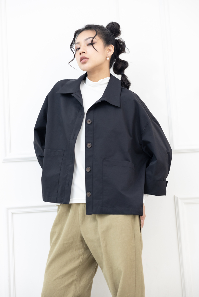 코트 雙口袋鈕扣短版外套 / 黑色