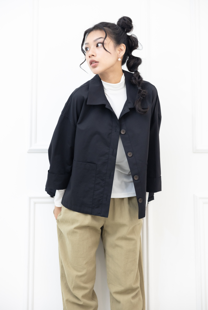 코트 雙口袋鈕扣短版外套 / 黑色