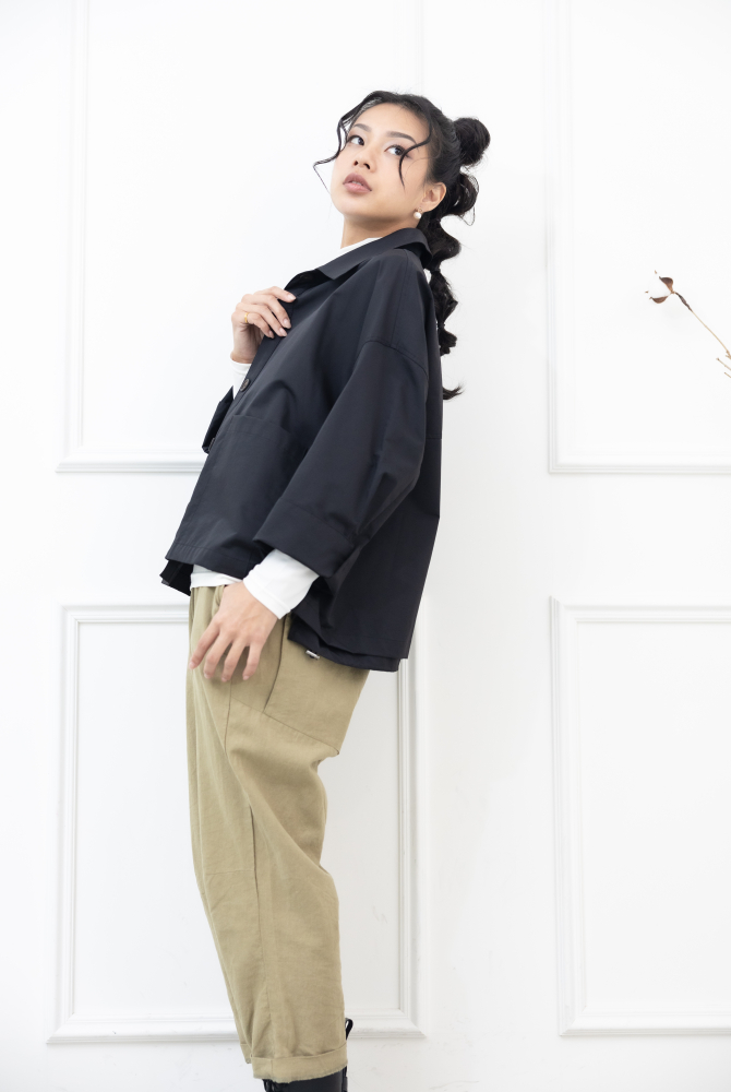 코트 雙口袋鈕扣短版外套 / 黑色