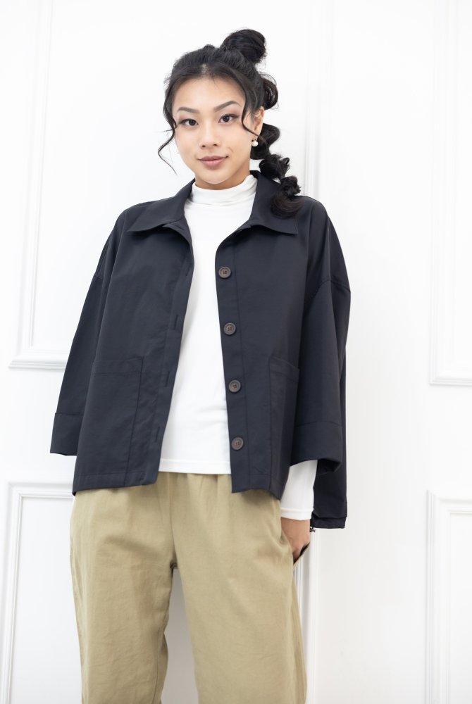 코트 雙口袋鈕扣短版外套 / 黑色