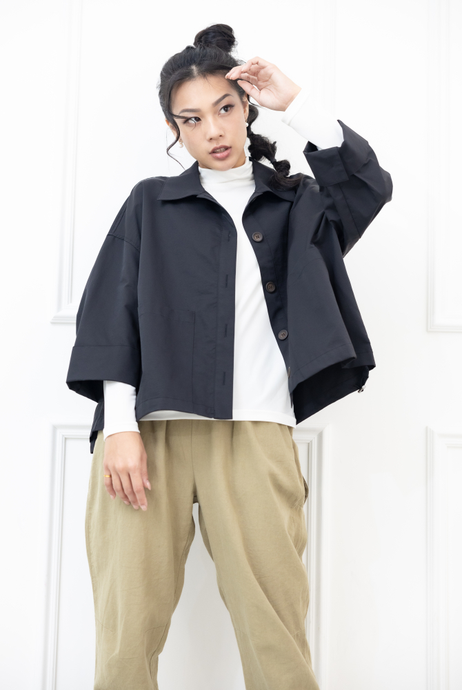 코트 雙口袋鈕扣短版外套 / 黑色