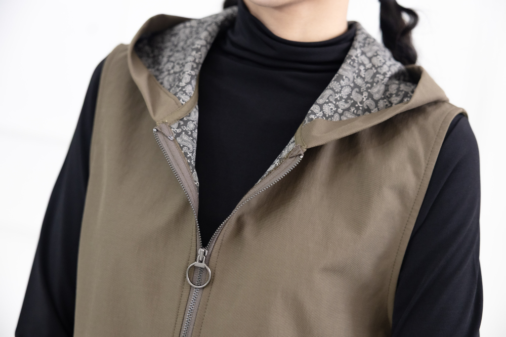 조끼 內層圖騰印花下擺抽繩連帽背心 / 軍綠色