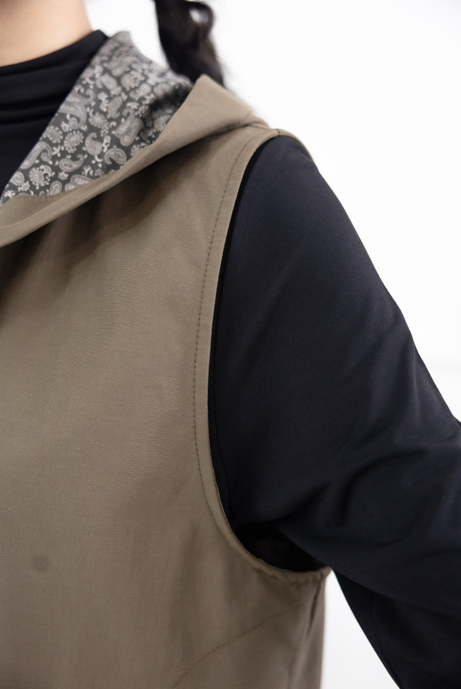 조끼 內層圖騰印花下擺抽繩連帽背心 / 軍綠色