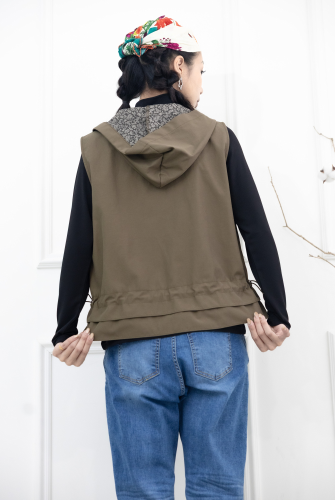 조끼 內層圖騰印花下擺抽繩連帽背心 / 軍綠色