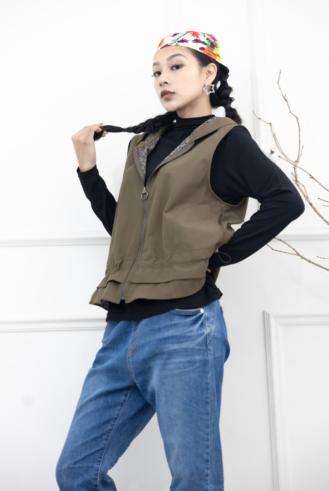 조끼 內層圖騰印花下擺抽繩連帽背心 / 軍綠色