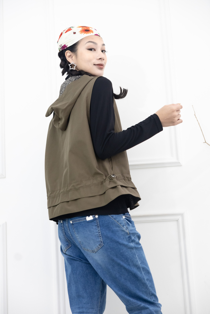 조끼 內層圖騰印花下擺抽繩連帽背心 / 軍綠色