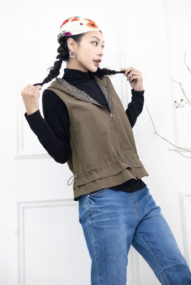 조끼 內層圖騰印花下擺抽繩連帽背心 / 軍綠色