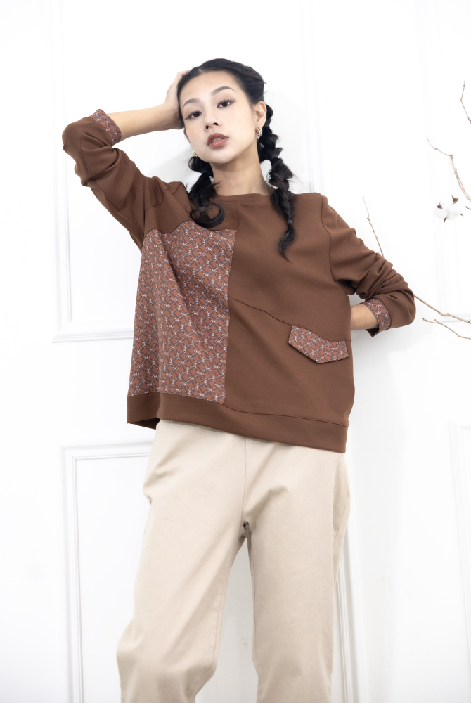 긴팔 繩鍊印花裝飾翻蓋長袖上衣 / 咖啡色