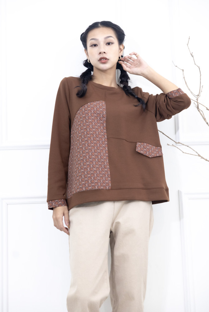 긴팔 繩鍊印花裝飾翻蓋長袖上衣 / 咖啡色