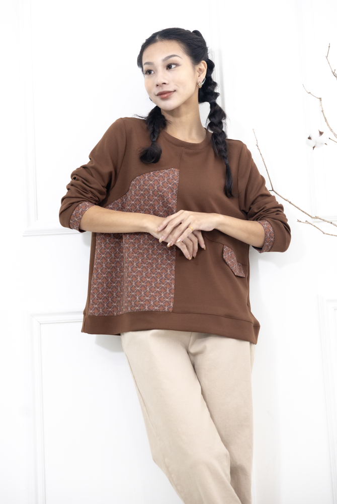 긴팔 繩鍊印花裝飾翻蓋長袖上衣 / 咖啡色