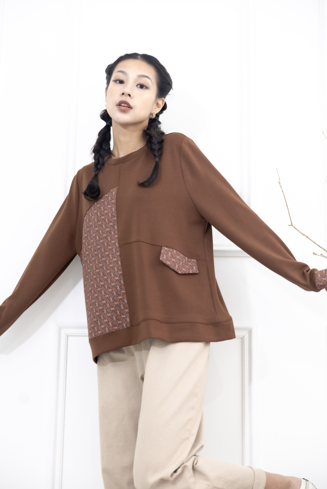 긴팔 繩鍊印花裝飾翻蓋長袖上衣 / 咖啡色