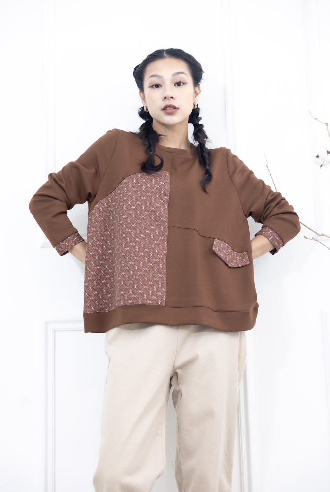 긴팔 繩鍊印花裝飾翻蓋長袖上衣 / 咖啡色