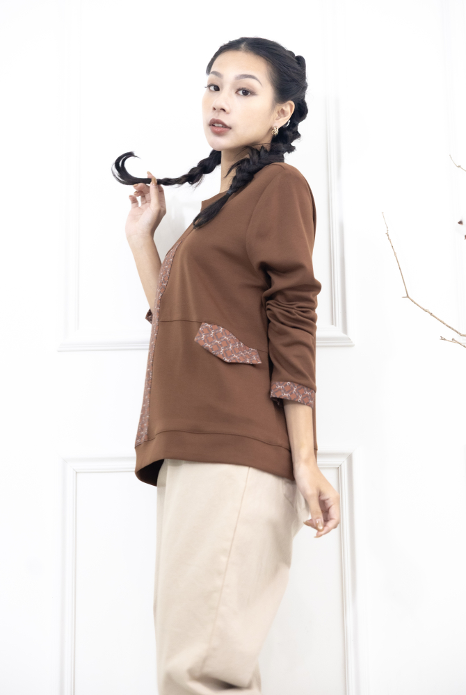 긴팔 繩鍊印花裝飾翻蓋長袖上衣 / 咖啡色