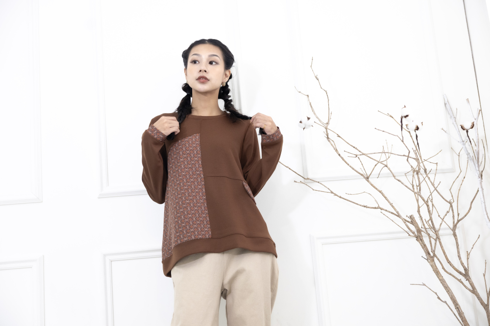 긴팔 繩鍊印花裝飾翻蓋長袖上衣 / 咖啡色