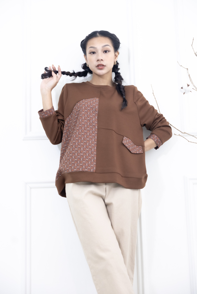 긴팔 繩鍊印花裝飾翻蓋長袖上衣 / 咖啡色