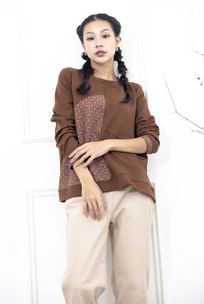 긴팔 繩鍊印花裝飾翻蓋長袖上衣 / 咖啡色