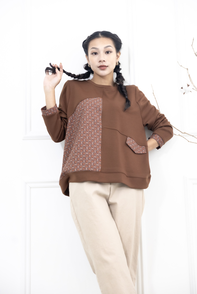 긴팔 繩鍊印花裝飾翻蓋長袖上衣 / 咖啡色