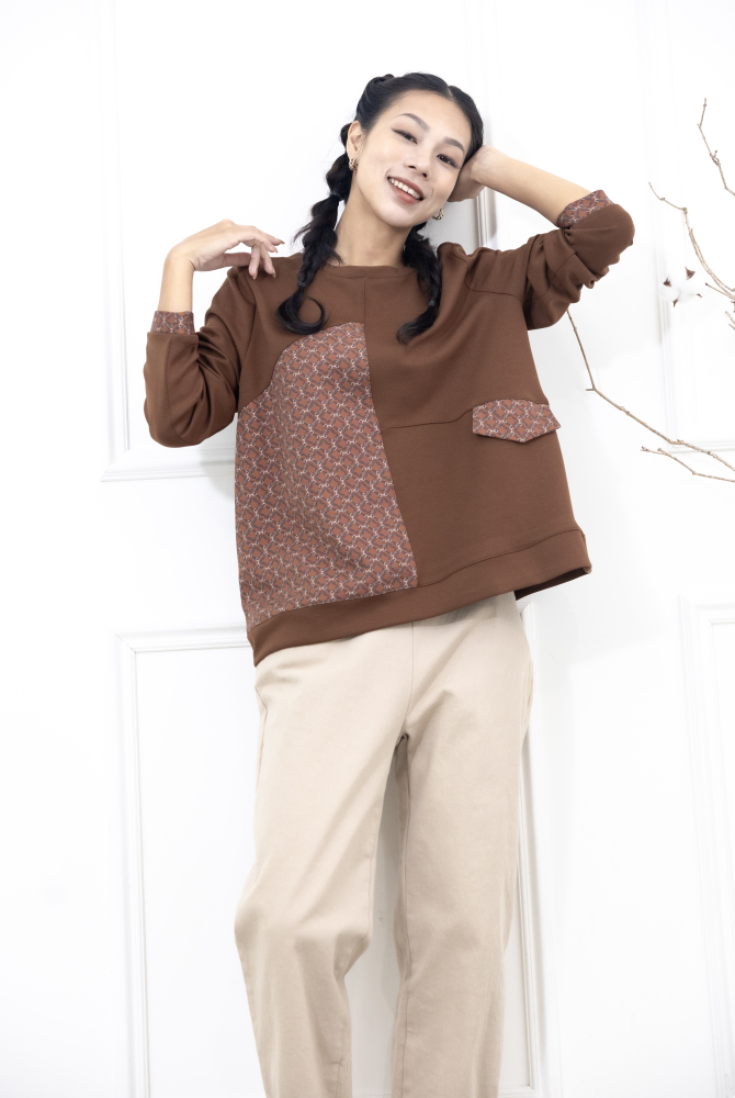 긴팔 繩鍊印花裝飾翻蓋長袖上衣 / 咖啡色
