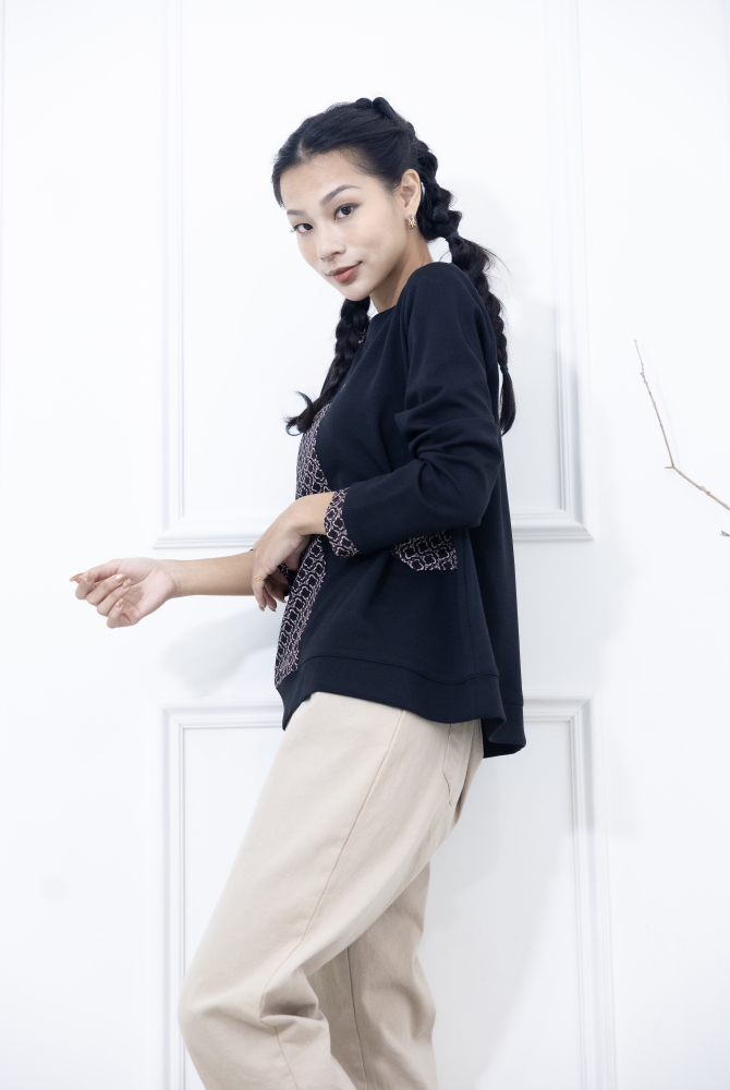 긴팔 繩鍊印花裝飾翻蓋長袖上衣 / 黑色