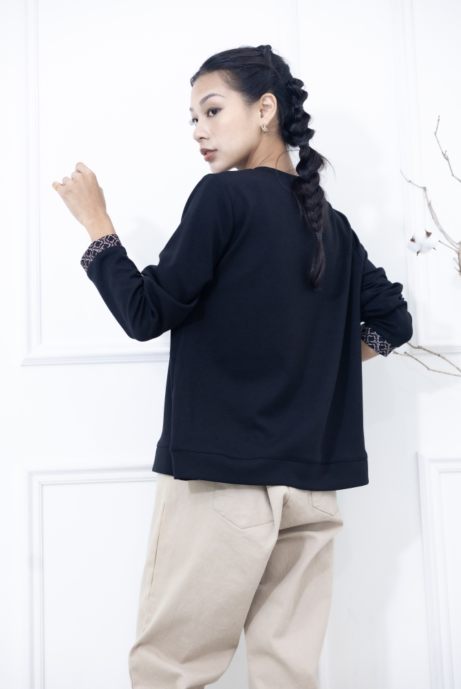 긴팔 繩鍊印花裝飾翻蓋長袖上衣 / 黑色