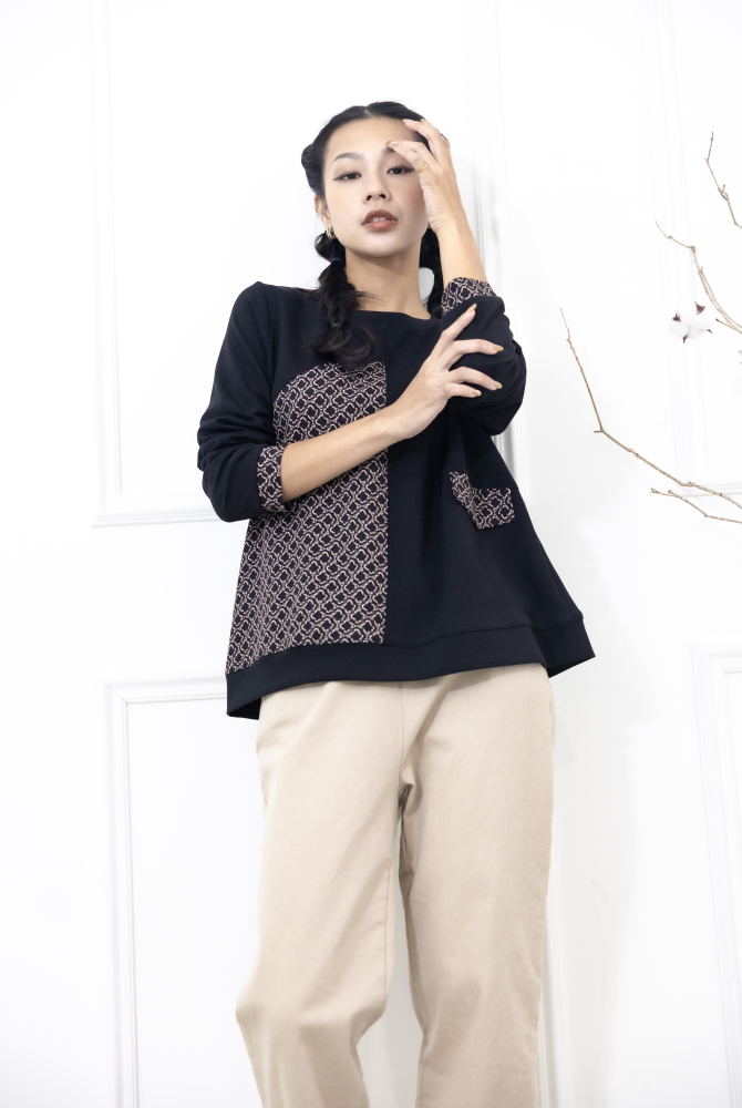 긴팔 繩鍊印花裝飾翻蓋長袖上衣 / 黑色