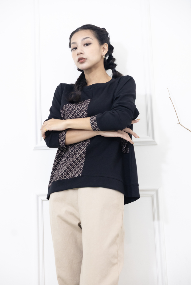 긴팔 繩鍊印花裝飾翻蓋長袖上衣 / 黑色