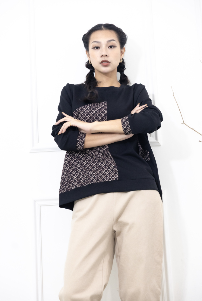 긴팔 繩鍊印花裝飾翻蓋長袖上衣 / 黑色