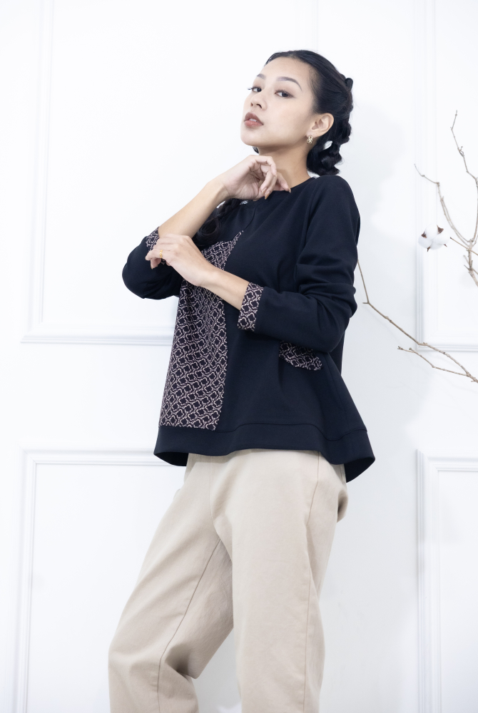 긴팔 繩鍊印花裝飾翻蓋長袖上衣 / 黑色