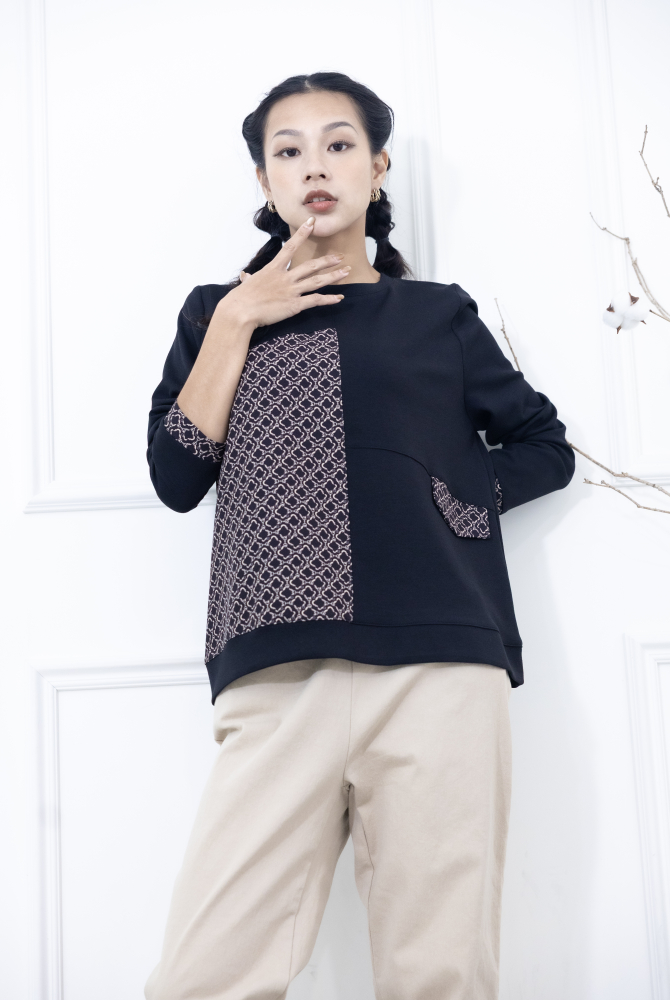 긴팔 繩鍊印花裝飾翻蓋長袖上衣 / 黑色