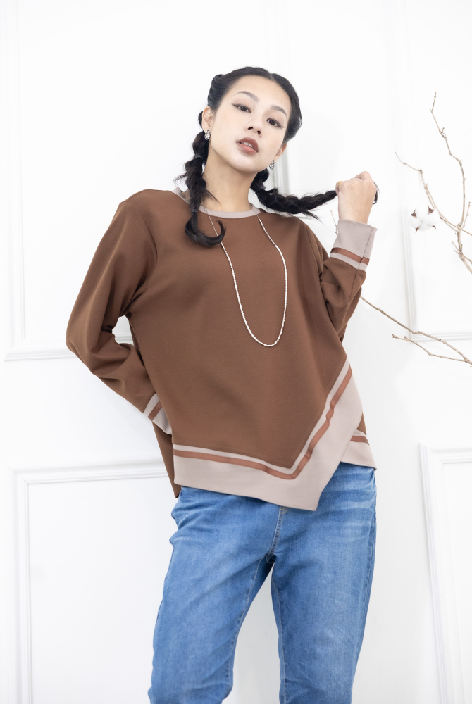 긴팔 胸針不對稱下擺綴緞帶長袖上衣 / 咖啡色拼接亞麻色