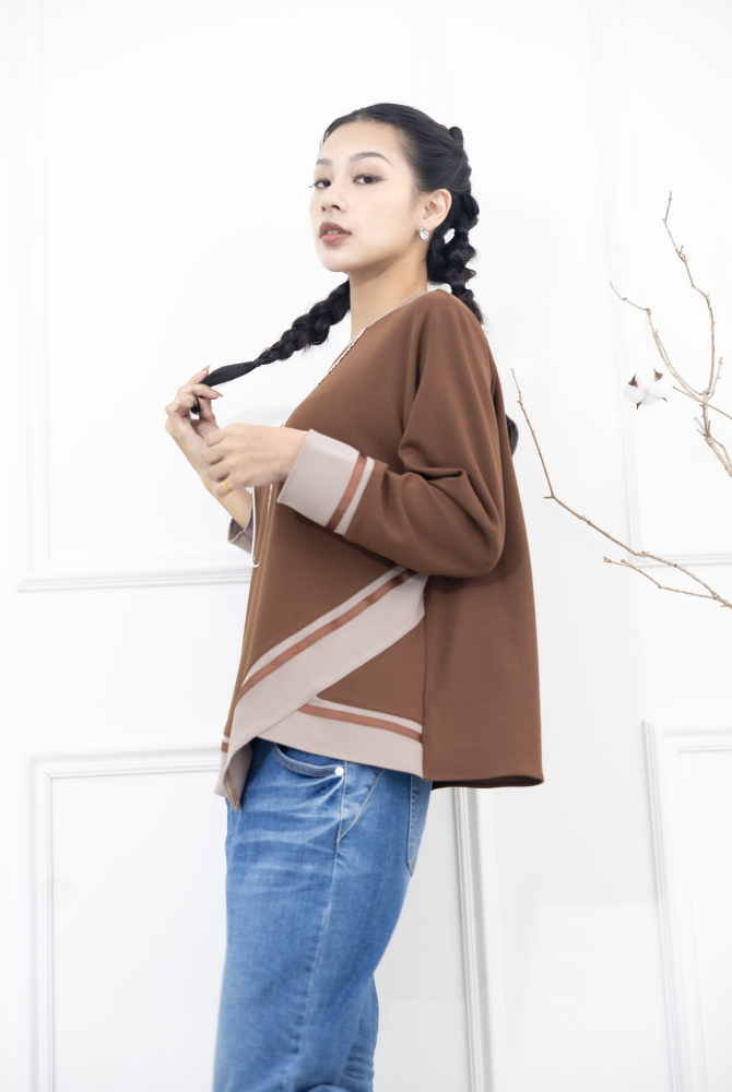 긴팔 胸針不對稱下擺綴緞帶長袖上衣 / 咖啡色拼接亞麻色