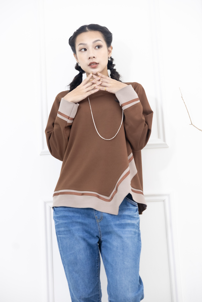 긴팔 胸針不對稱下擺綴緞帶長袖上衣 / 咖啡色拼接亞麻色